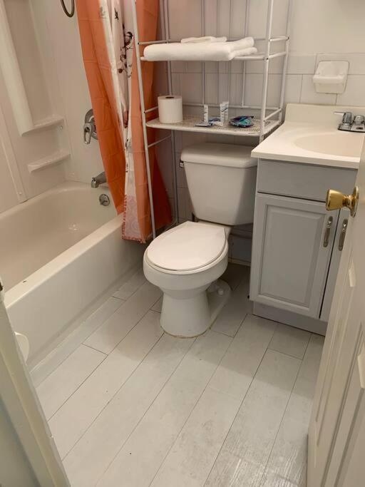 Large 3-Bedrooms/2-Bath Apt, One Block To Train نيو يورك المظهر الخارجي الصورة