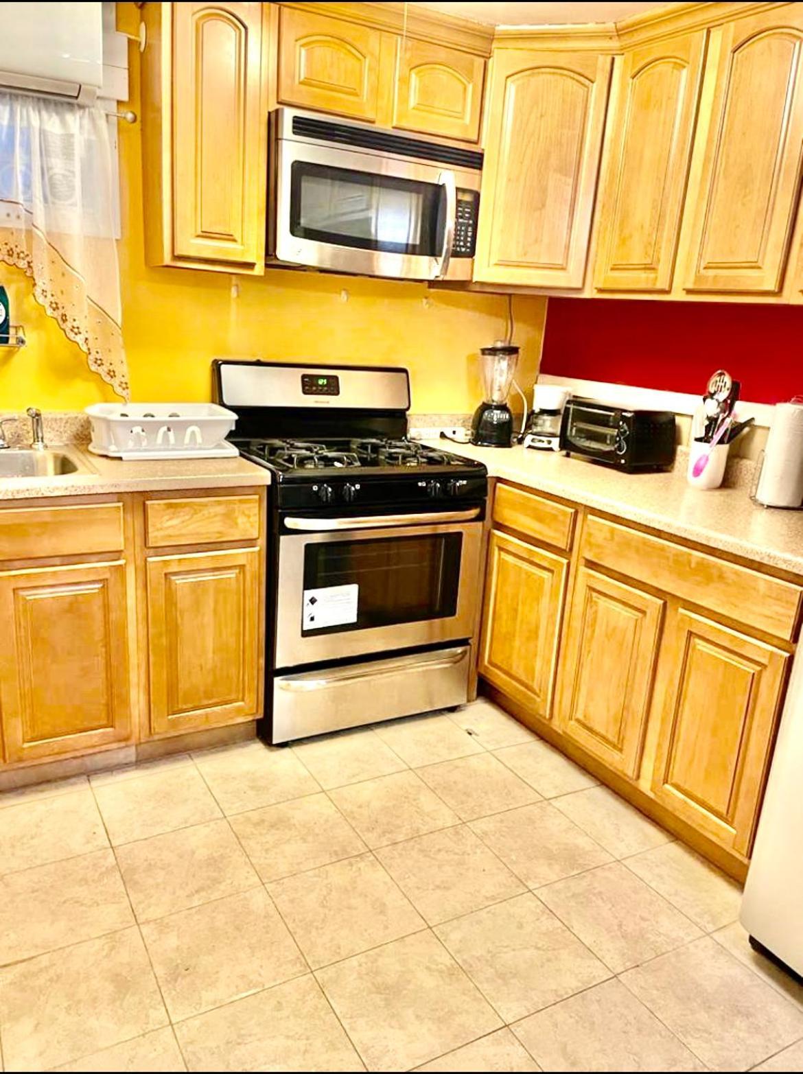 Large 3-Bedrooms/2-Bath Apt, One Block To Train نيو يورك المظهر الخارجي الصورة